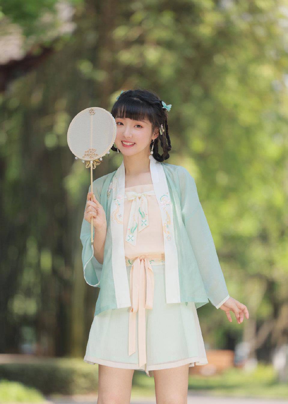 就是既仙气又有型的代表,除此之外还有仿长干寺的袴,这些汉服款式都是
