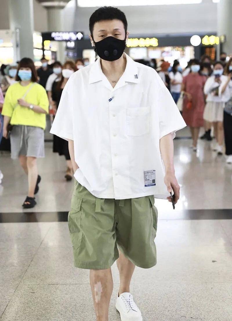 长沙机场|李荣浩现身长沙机场,白衬衫绿短裤潇洒帅气,腿上的疤痕好明显
