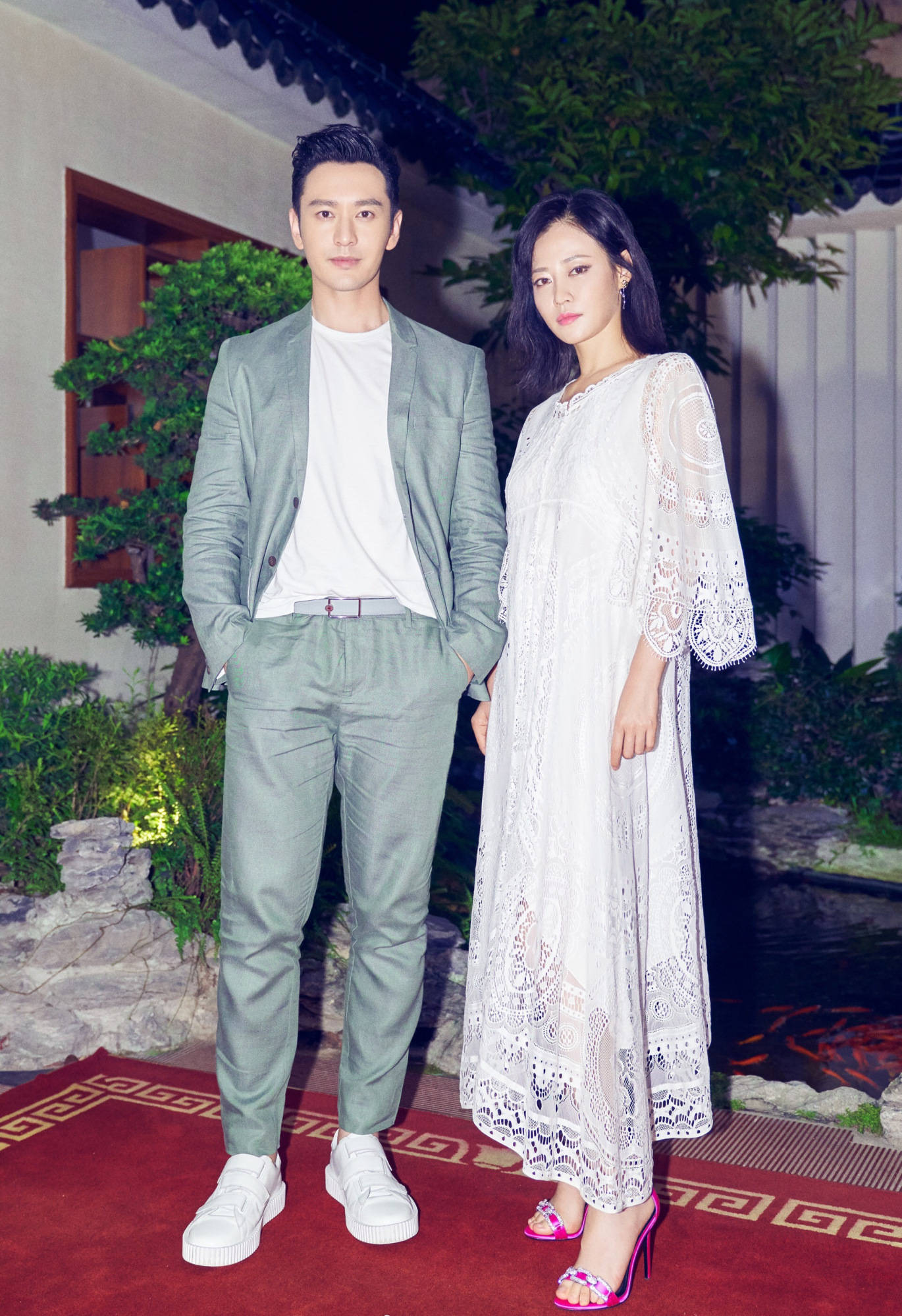 西装|谭卓黄晓明同框拼气场，镂空连衣裙配冷艳高级脸 郎才女貌太般配