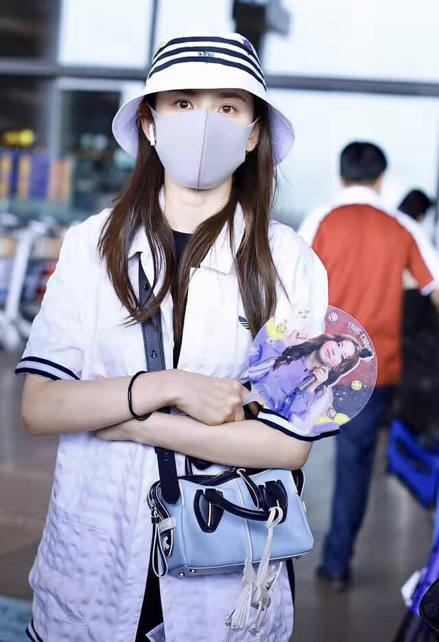 色调|宋祖儿出席时尚活动，黑色包臀短裙配白T，显露长腿好身材