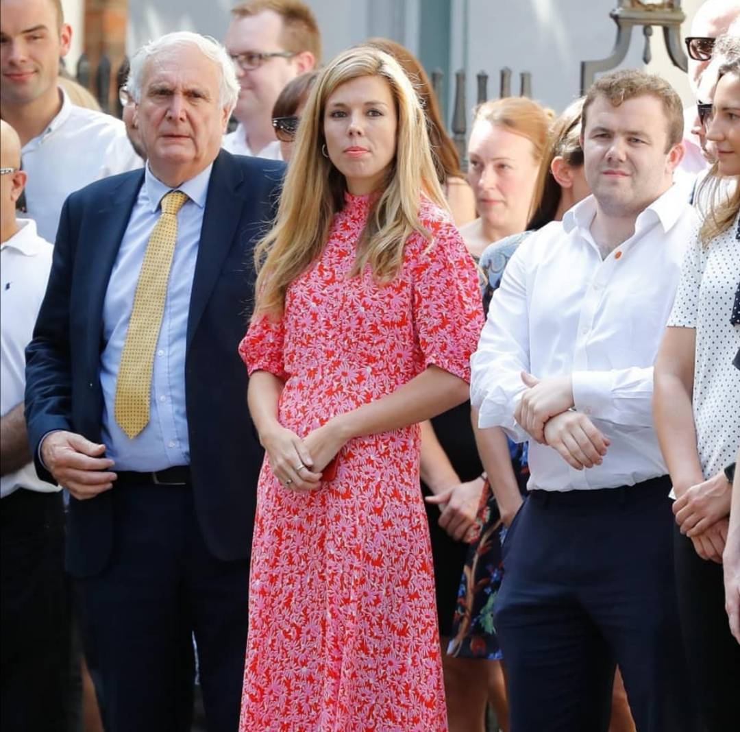 品牌|英国新首相鲍里斯31岁女友优雅亮相，穿1千印花裙好朴实但太显老