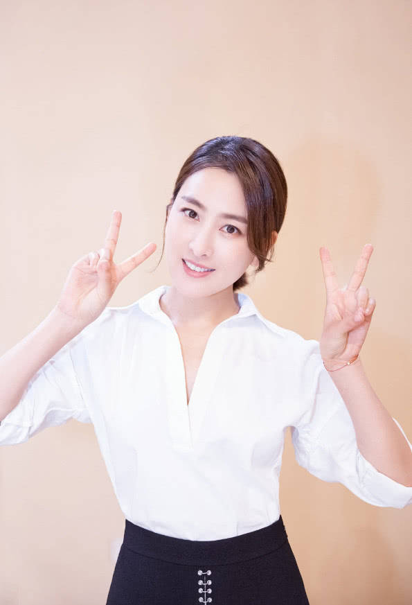 个性|马苏太节俭了，裙子中间开了条缝竟补好继续穿，意外地有个性！