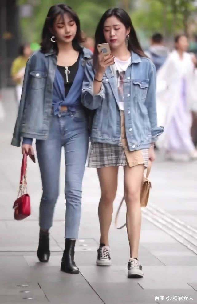 帆布鞋|姐妹俩都穿牛仔外套：“左女神，右淑女”，不料穿格纹裙的输了