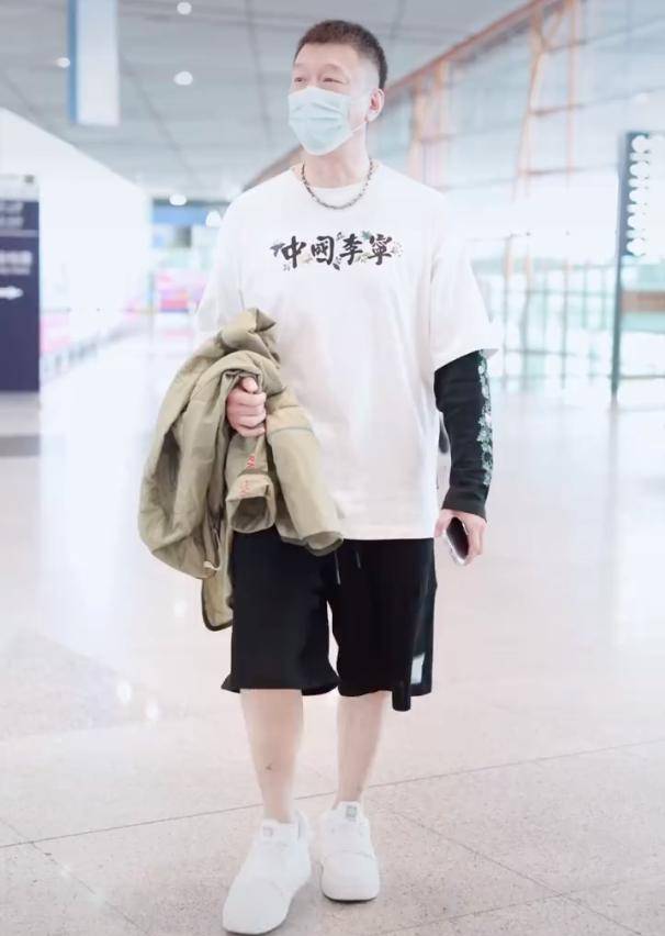 个性|50岁孙红雷爱上粉嫩穿搭，穿淡粉色短袖配短裤，“颜王”真是潮男