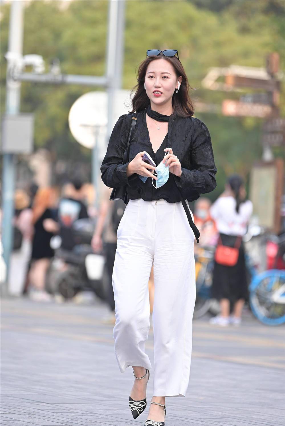 高跟鞋|时尚美女喜欢选择尖头细跟鞋逛街，增高显瘦，还衬托女人味