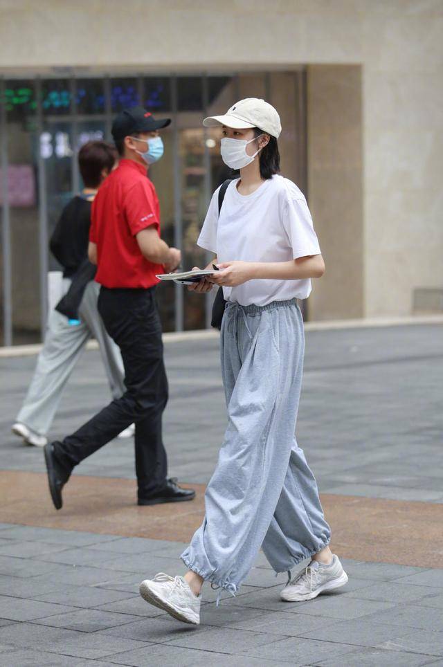 气质|复杂的打扮不一定好看,传统T恤其实很不错,容易穿出年轻气质