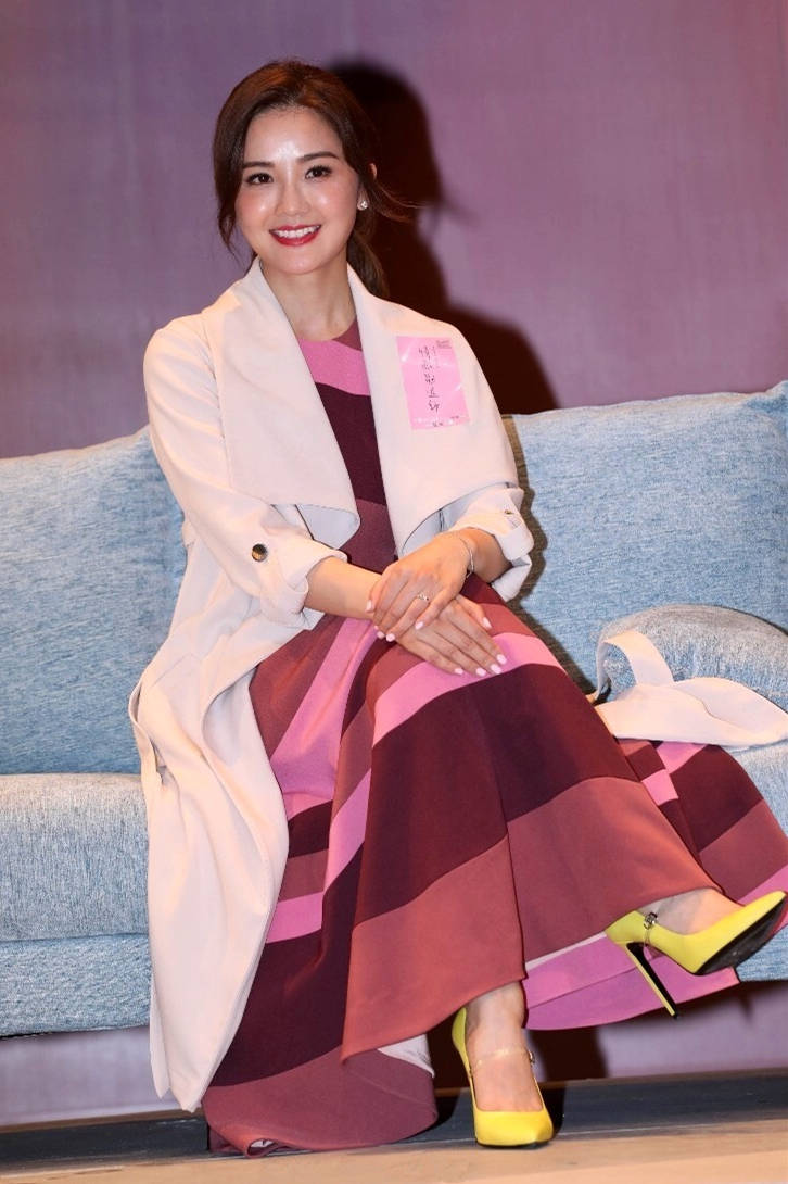 钟欣潼|蔡卓妍越发赶时髦，粉裙搭配黄色恨天高清新活泼，哪像已经37岁了