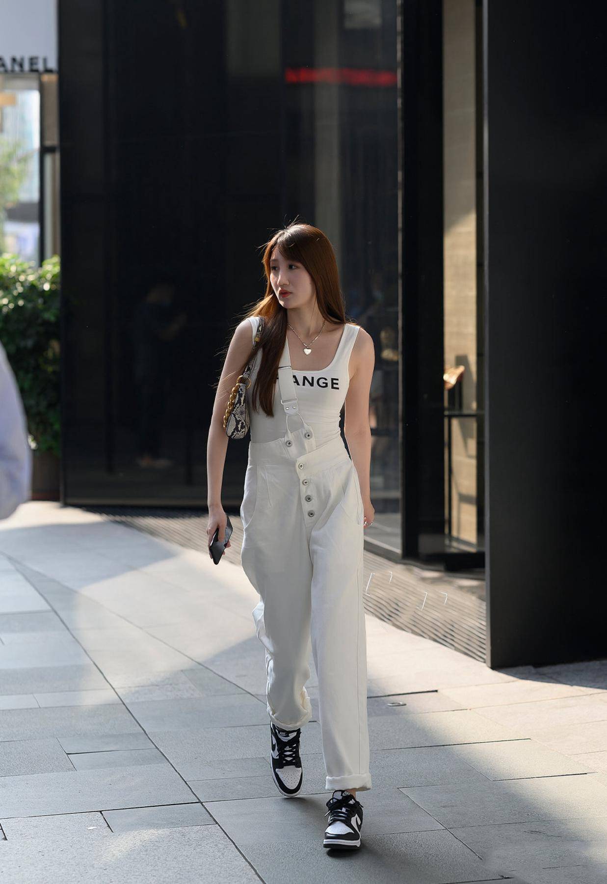 矮个子|简简单单的长裤，穿出高挑的气质，矮个子女孩也可以这样穿。