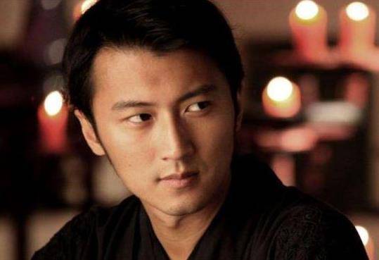 谢霆锋跟张柏芝离婚后,回到家中,妹妹的一番话彻底让他泪目!