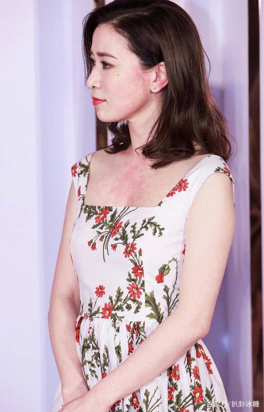 一身|佘诗曼终于服老，穿一袭“菜花裙”，优雅十足