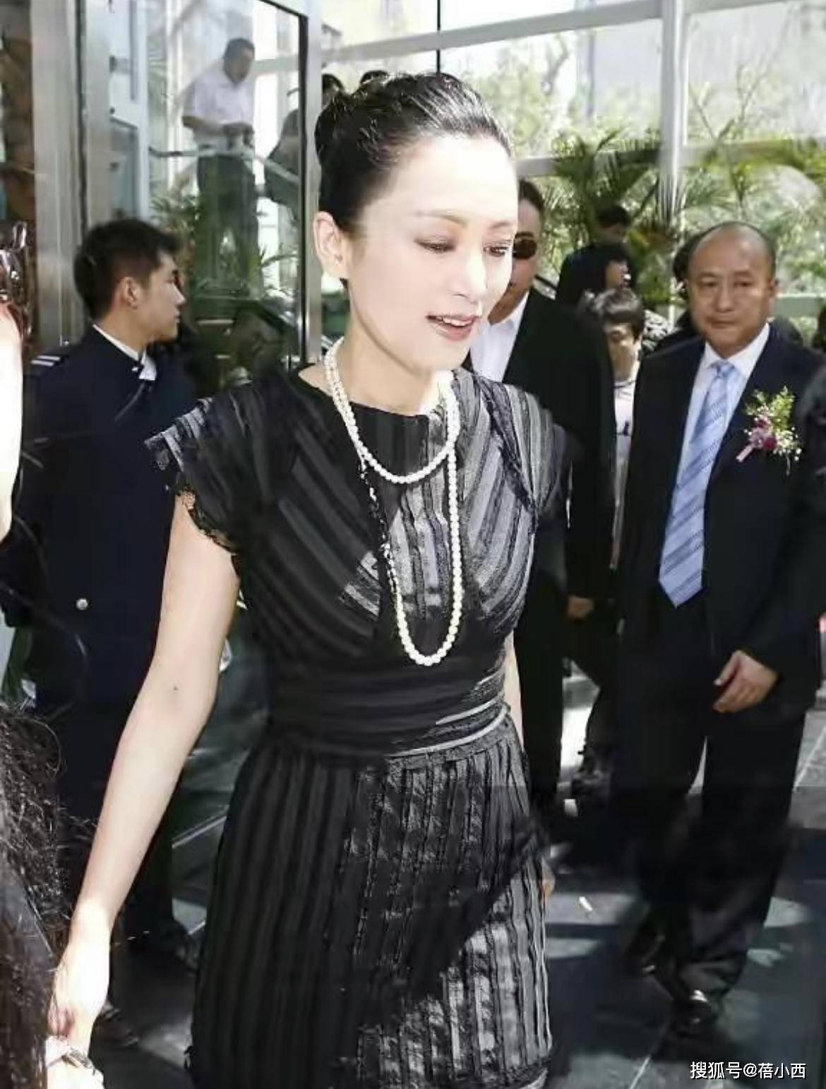 颜色|陈红真是“丝袜腿”代表，穿小红裙配黑丝袜亮相，这才叫风韵犹存