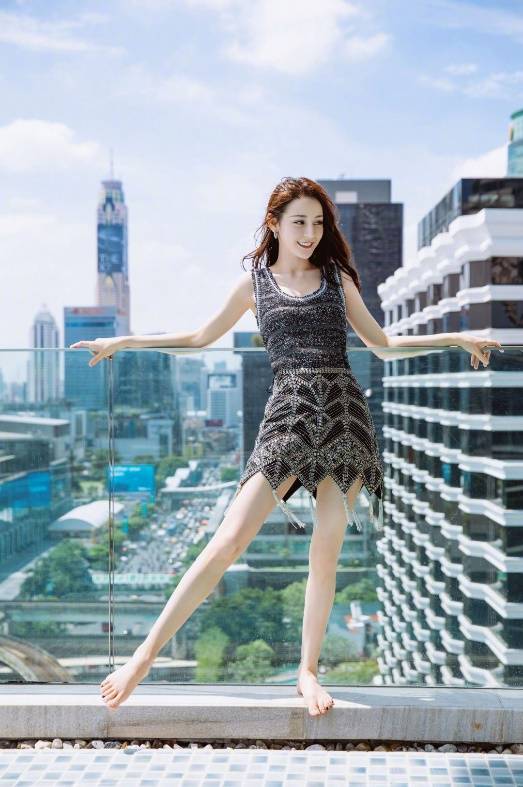 杨颖|流量女星的流苏裙搭配，迪丽热巴杨幂宋茜VS杨颖，究竟谁赢