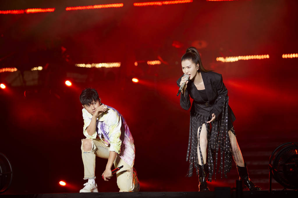 黑色|谭维维张杰同台实力飙歌，高马尾红唇妆，展现时尚率性魅力