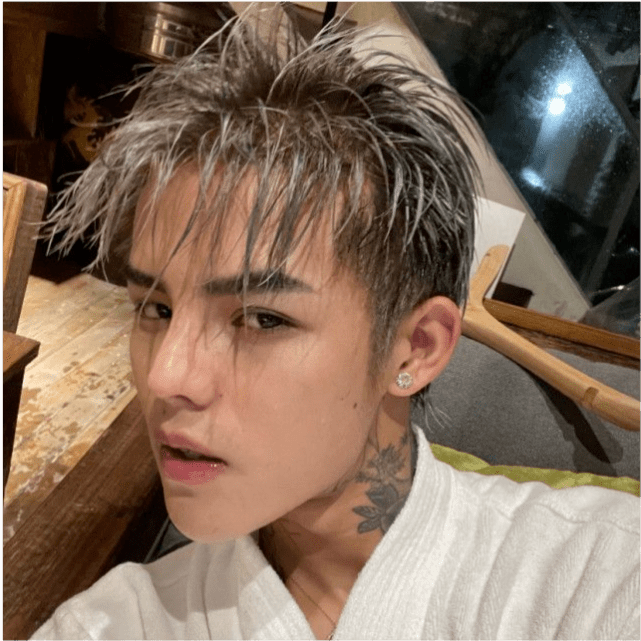 尝到甜头的殷世航彻底放下了面子,在公开社交账号上与男德的"暧昧"