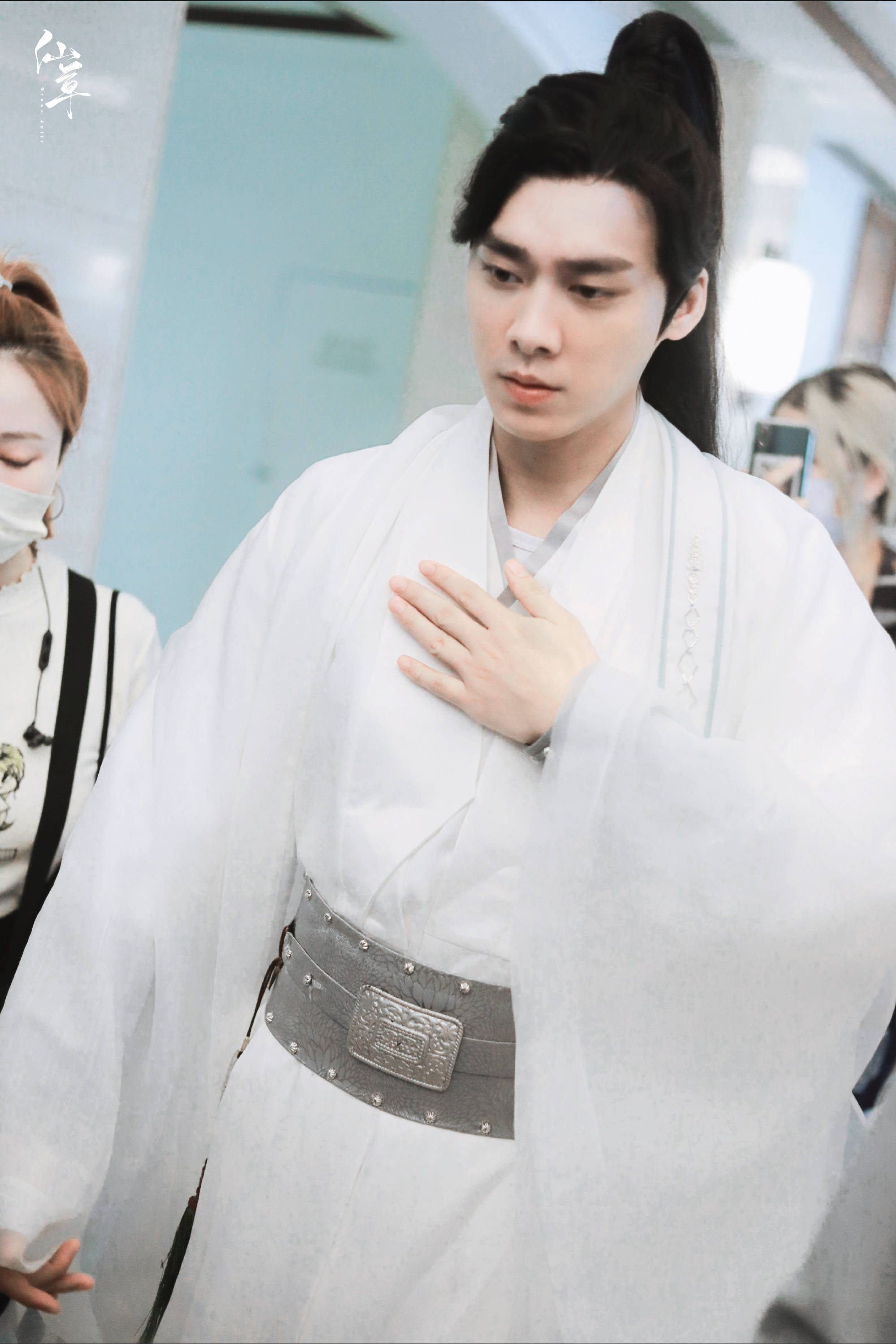 感觉|新老流量古装比拼：李易峰白衣梦回《古剑》，张哲瀚撞衫王一博