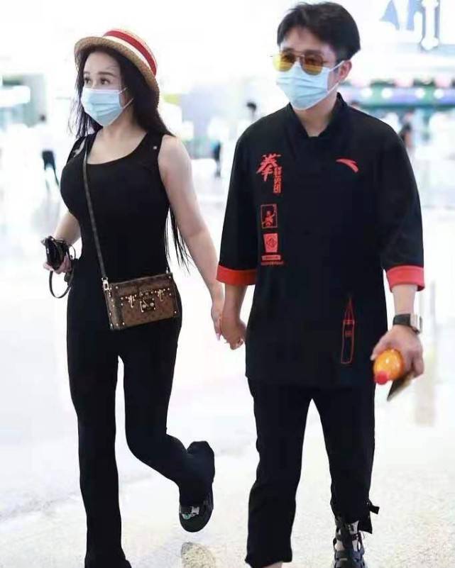 内衣|邹市明夫妇现身！冉莹颖穿搭清凉露出内衣肩带，身材比卡戴珊还辣