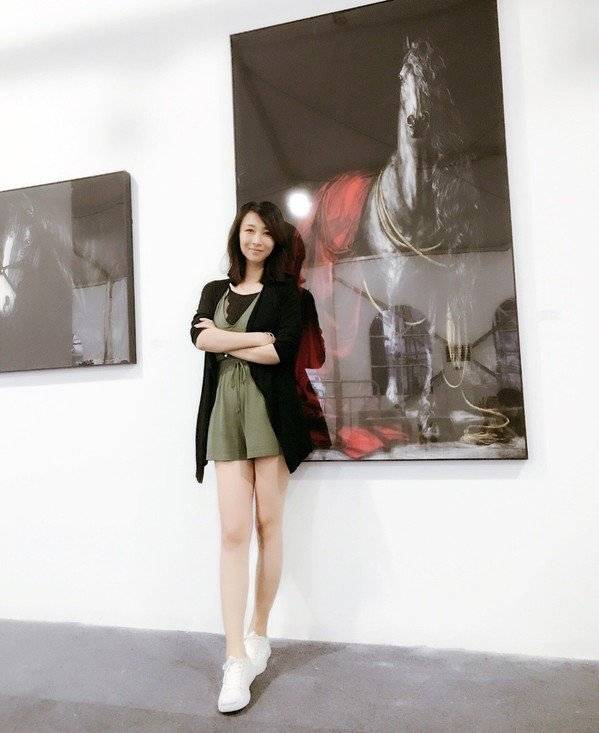 文学|孙红雷小14岁妻子好青涩,轻妆朴实显文学气息,收腰连衣裙显苗条