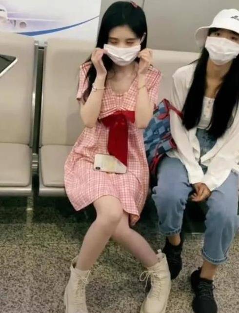 body>|鞠婧祎坐下时裙长不够怎么办看到她