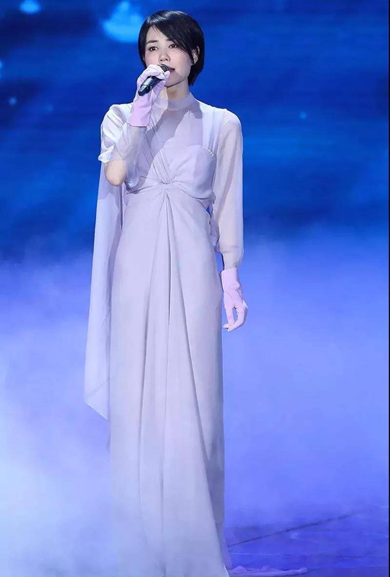 面料|这才是50岁女人该有的打扮，拒绝“扮嫩”，简单高级的气质更美