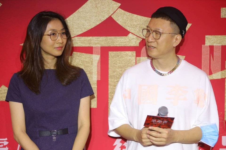 文学|孙红雷小14岁妻子好青涩,轻妆朴实显文学气息,收腰连衣裙显苗条