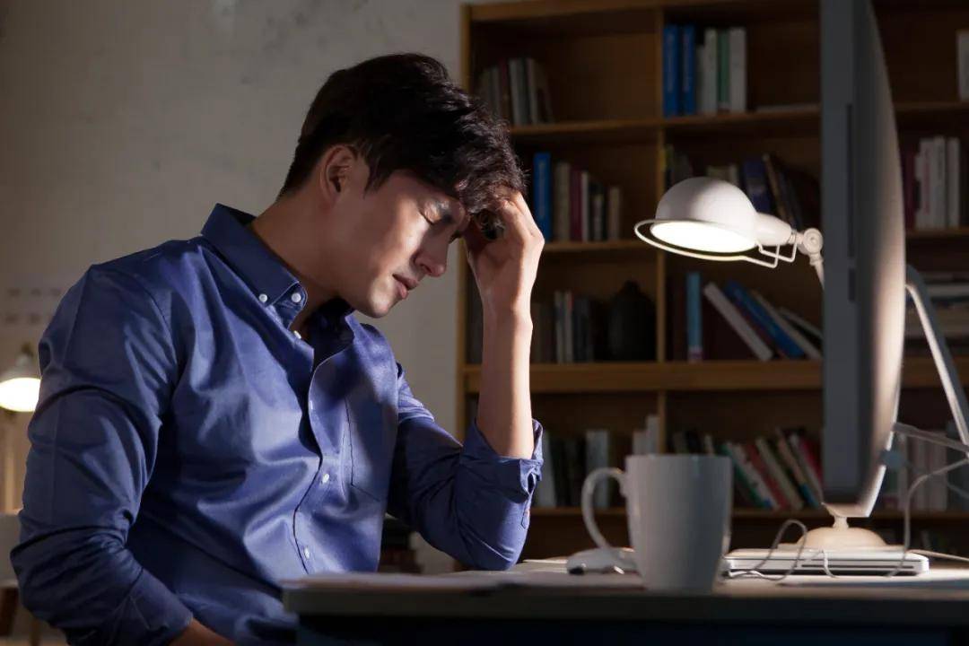 熬夜加班后突然视物不清医生提醒可能是中浆找上门