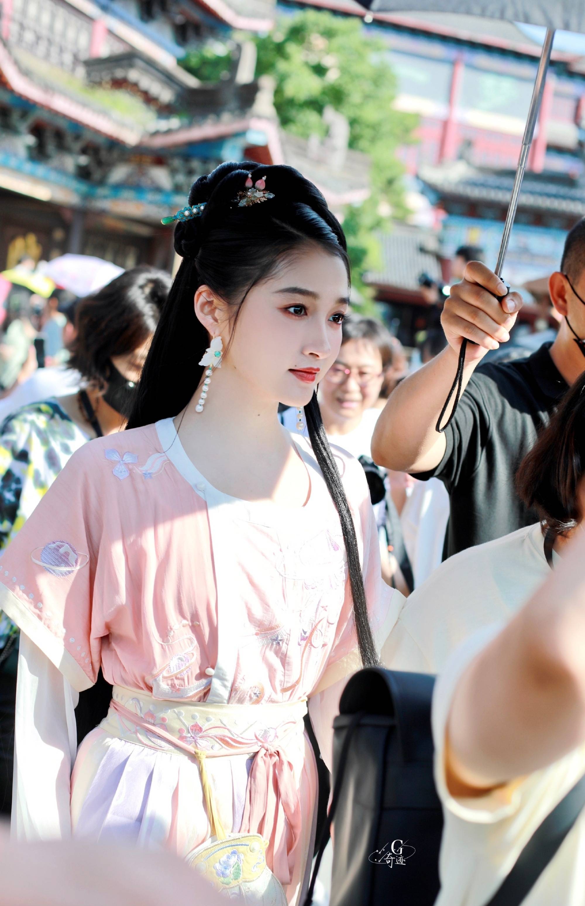 感觉|新老流量古装比拼：李易峰白衣梦回《古剑》，张哲瀚撞衫王一博