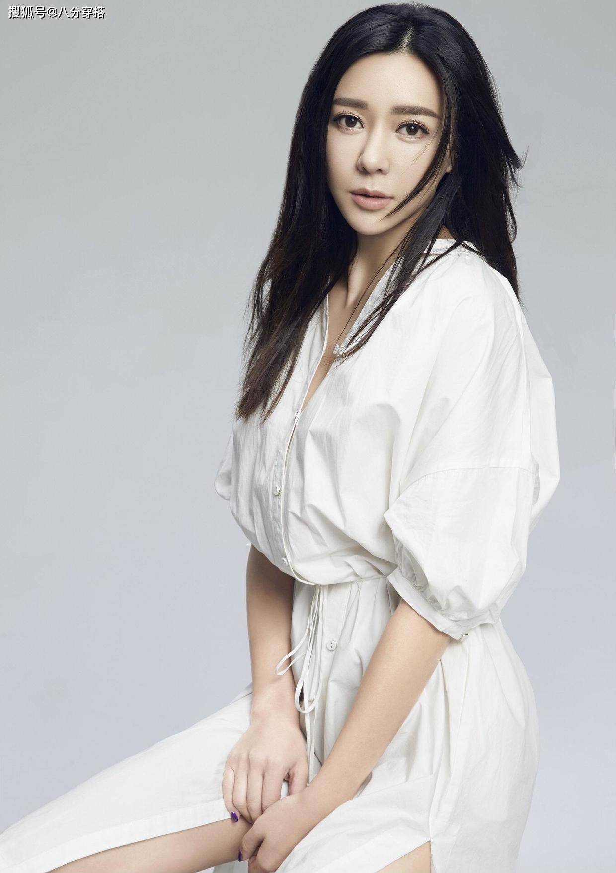 美眉|周韦彤对身材真自信，暗灰色抹胸连体裤配西装飒爽霸气，高挑有型