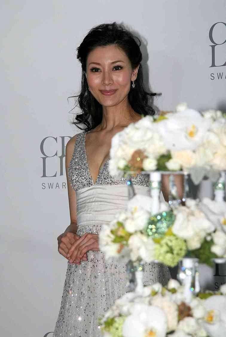 整体|李嘉欣虽然瘦却很健康,依旧有年轻时的样子,一袭长裙真挺美