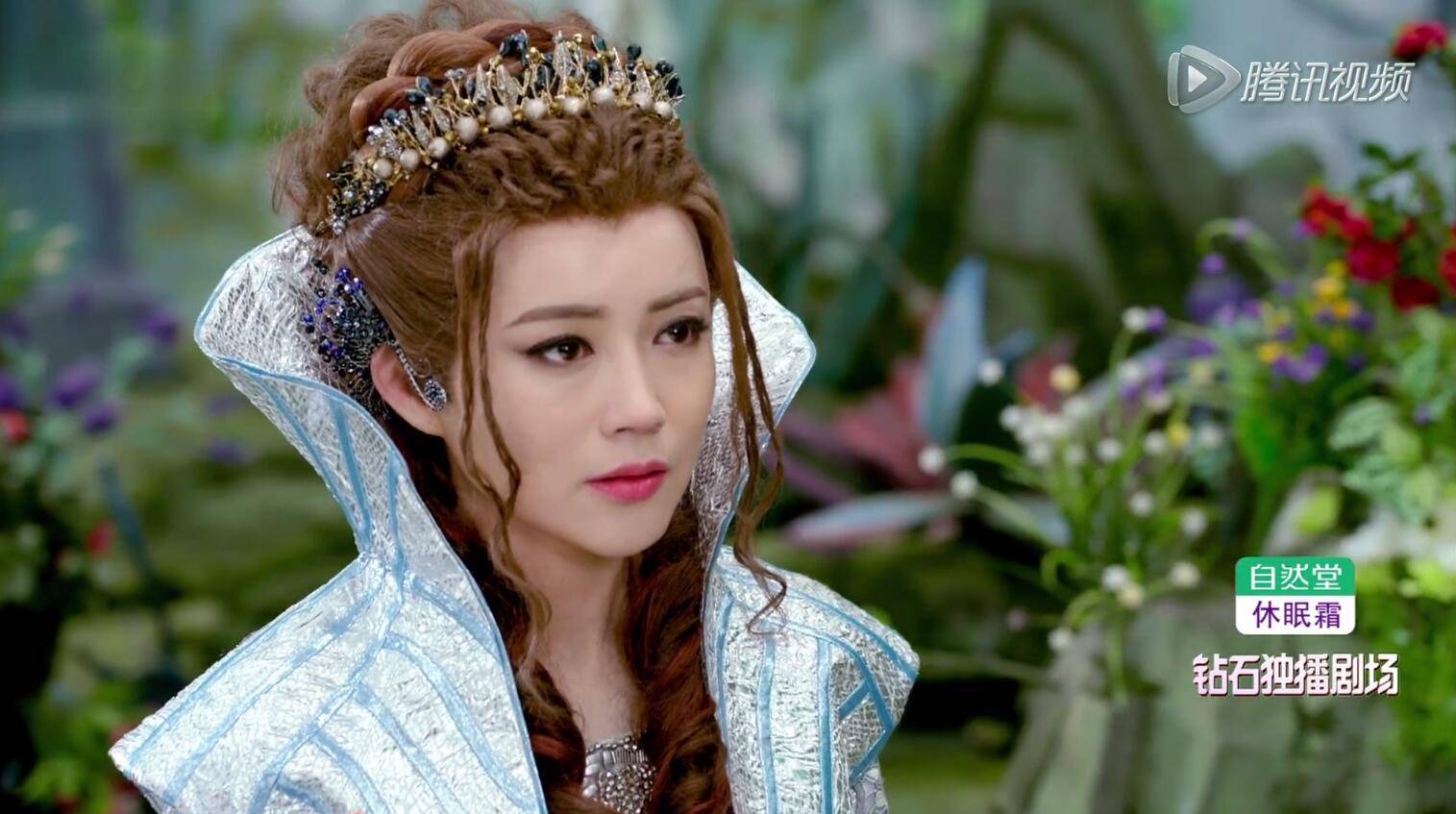 女王|盘点幻城里的奇葩服饰：梨落穿短裙，莲姬穿无袖，女王都爱荷叶领