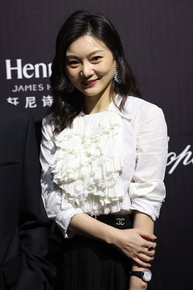 张艺谋|“老夫少妻”的张艺谋夫妇真让人羡慕,小32岁的妻子,很有韵味