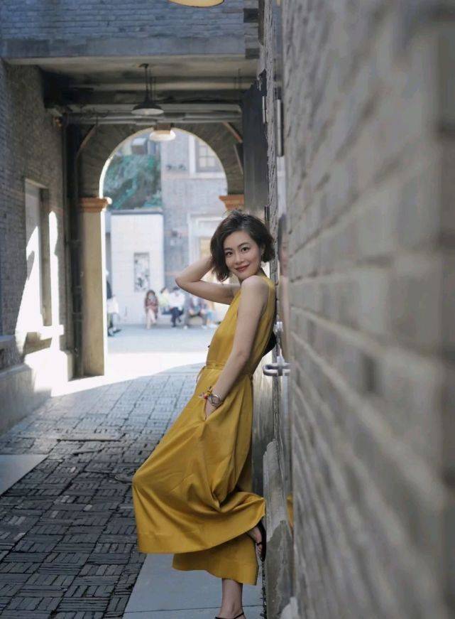 大气|要成为精致的女人并不难，简约大气的穿搭就很好看，优雅又有魅力