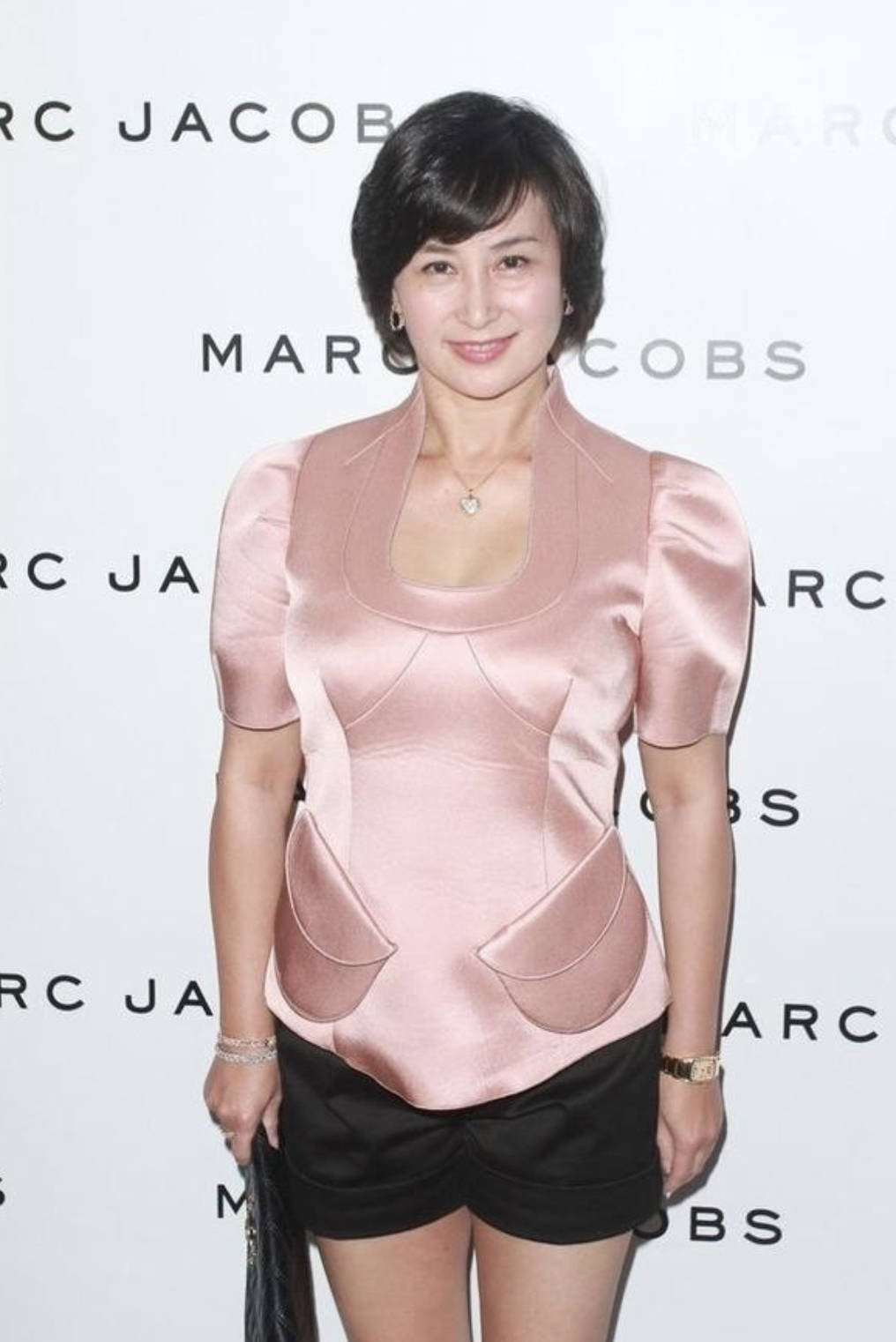 底气|何超琼有豪门底气，“芭比粉”也能穿出贵妇风，一般同龄人难驾驭