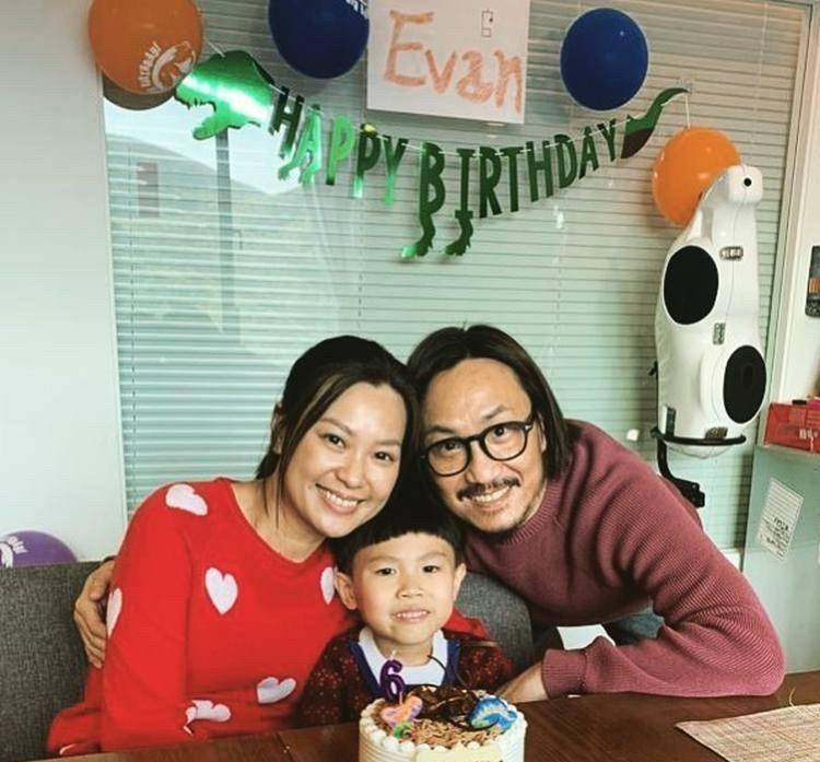 幼儿园|郑中基现身儿子幼儿园毕业典礼，娶妻生子之后，成了好丈夫好爸爸