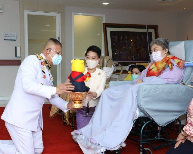 因为|泰王对待前任真狠!穿情侣装陪苏提达营业,却无视原配妻子的生日