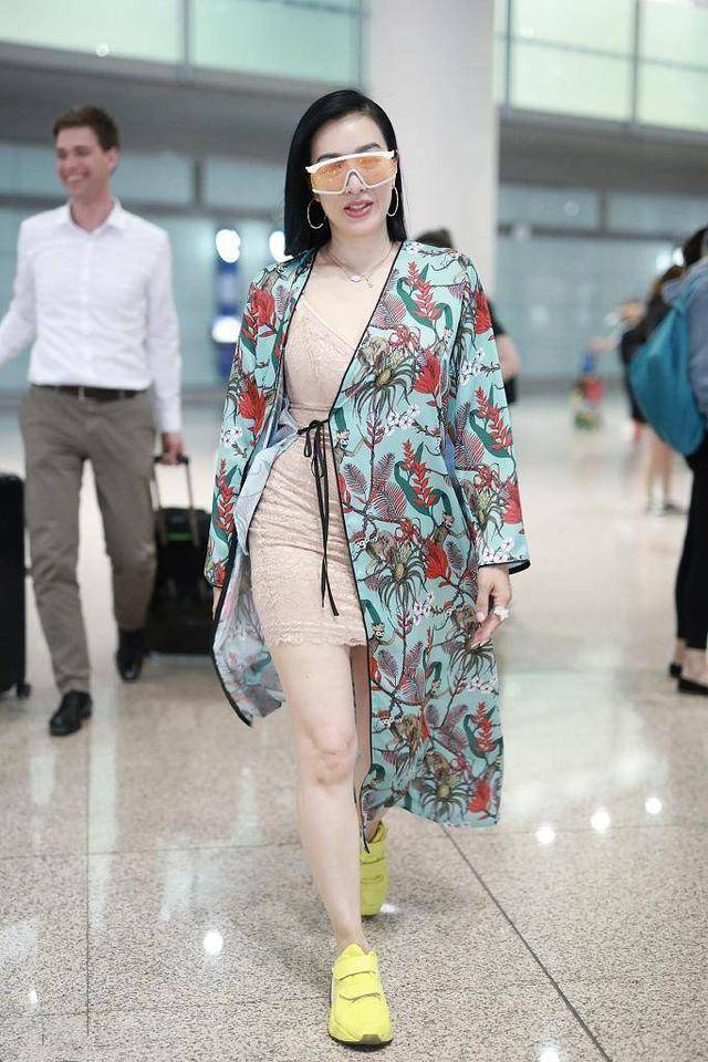 短裙|钟丽缇穿衣不低调！花色长衫搭粉色吊带裙，49岁的年龄19岁的心态