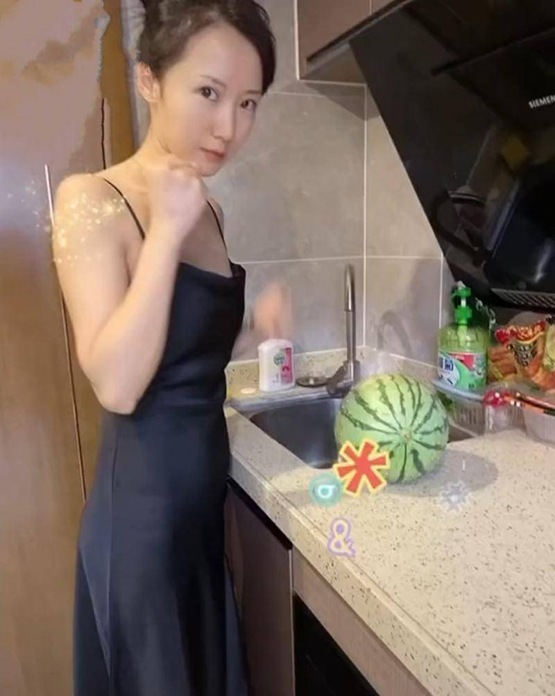 身材|李念在家真高调，素颜穿吊带裙打扮性感，36岁徒手拳打西瓜太野蛮