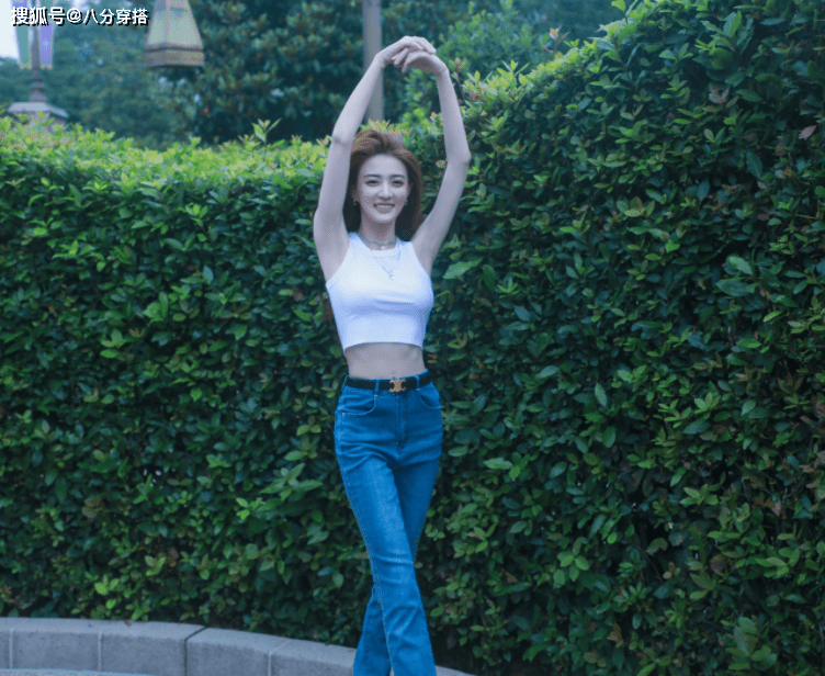 青春|徐璐又在“炫腹”，一身灰色套装青春靓丽，“空竹腰”又惊艳了