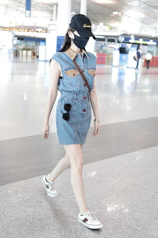 短裙|娜扎身材气质太优越,牛仔短裙穿出超模范,这腿围我酸了