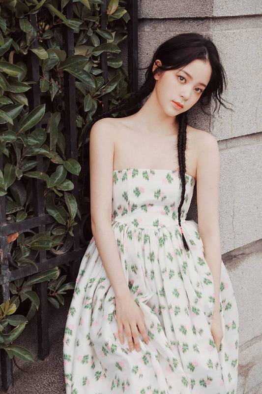 黑色|娜比真是“妹系”女星 麻花辫可爱感满满