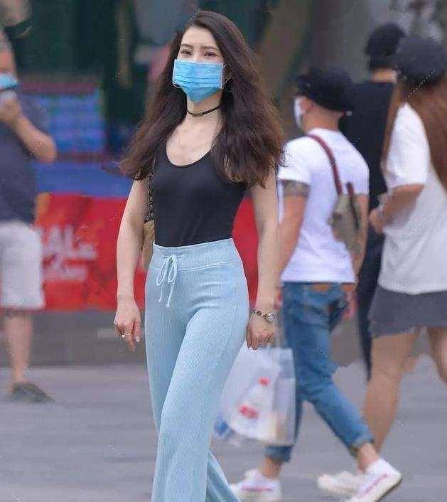 显高|显瘦功能小黑裤搭配白色衬衫，显高显瘦，休闲又上镜色彩穿搭