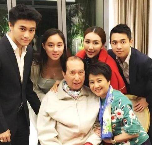 何猷君|看看何超盈在澳门的豪宅：室内是宫廷风装饰，每件家具都价值不菲