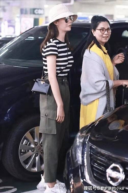 工装裤|沈梦辰私服搭配很有魅力，条纹衫配工装裤，渔夫帽更是吸睛出彩