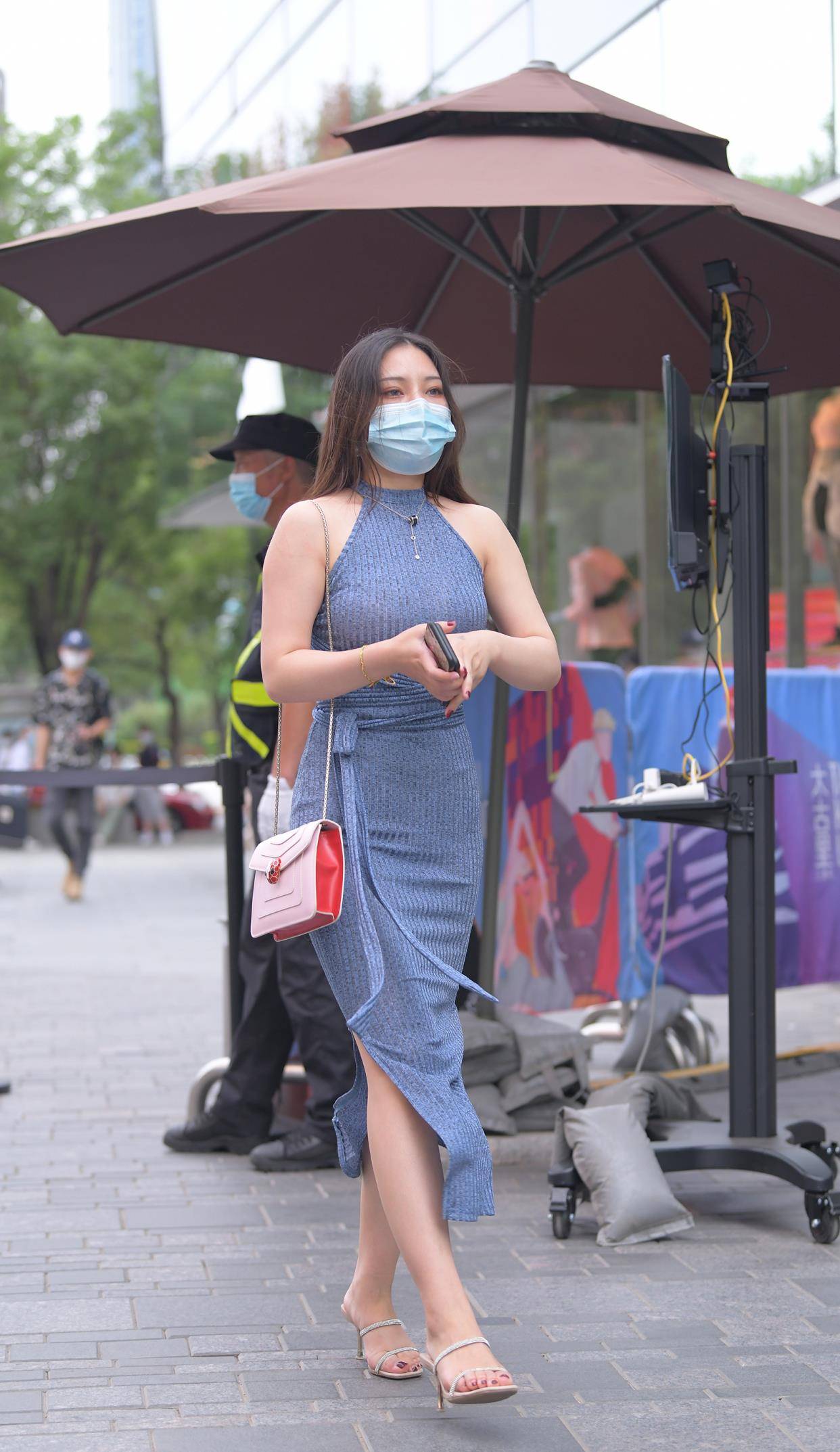 身材|微胖身材穿连衣裙，试试长裙+细跟凉鞋，修身显瘦还提升时尚度