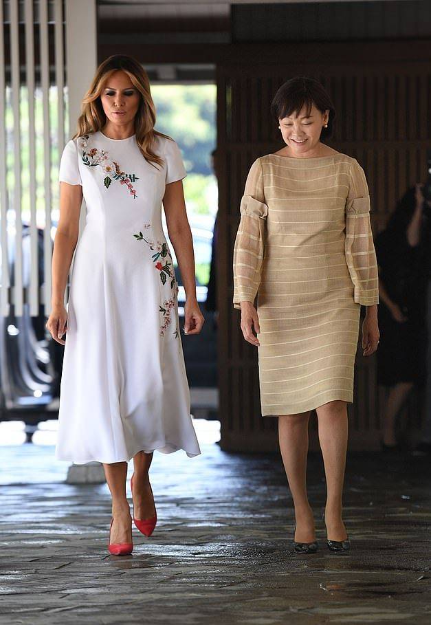 东方|梅拉尼娅穿刺绣裙颇具东方古韵美！日本第一夫人穿条纹裙输了气场