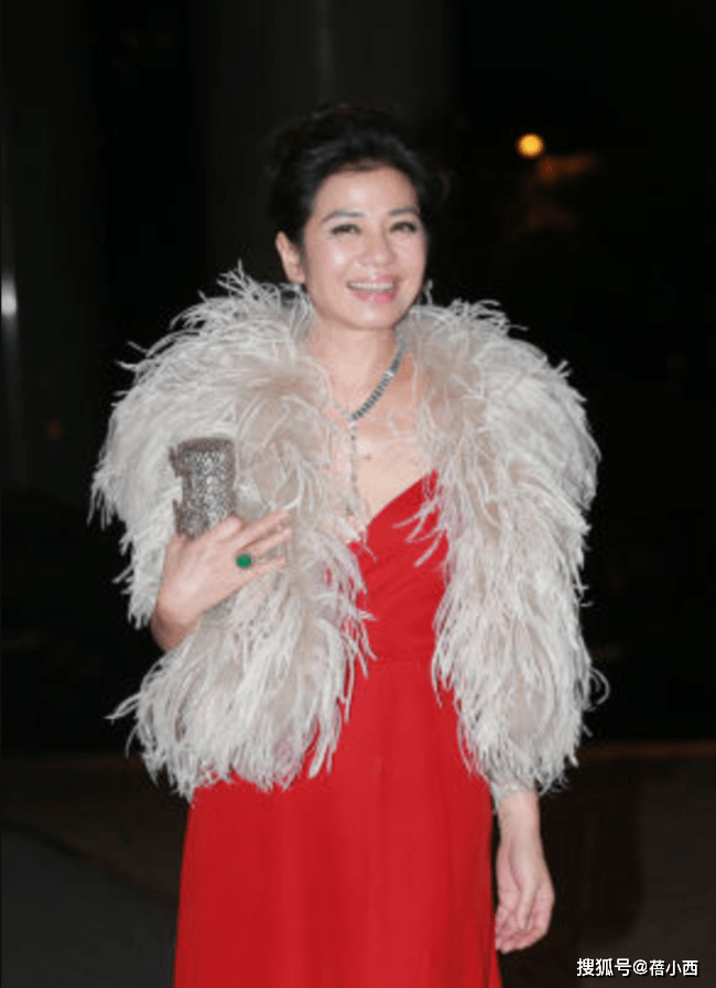 身材|钟楚红老了更惊艳!原装五官真耐抗,穿红色连衣裙配披肩气场开挂