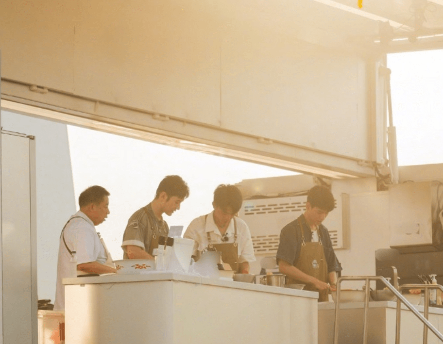 来头|《中餐厅5》路透，全员穿复古风服装，这个飞行嘉宾来头可不小