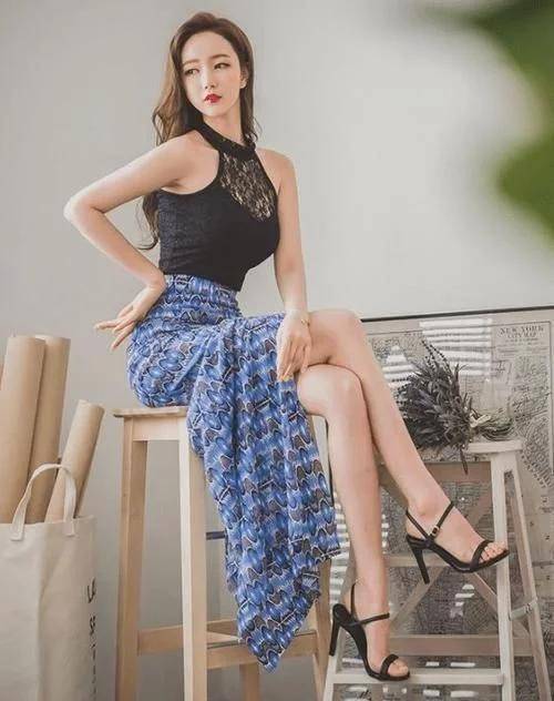 小腹|百看不厌的小姐姐，穿花裙穿出曼妙身材，身材火辣更显气质