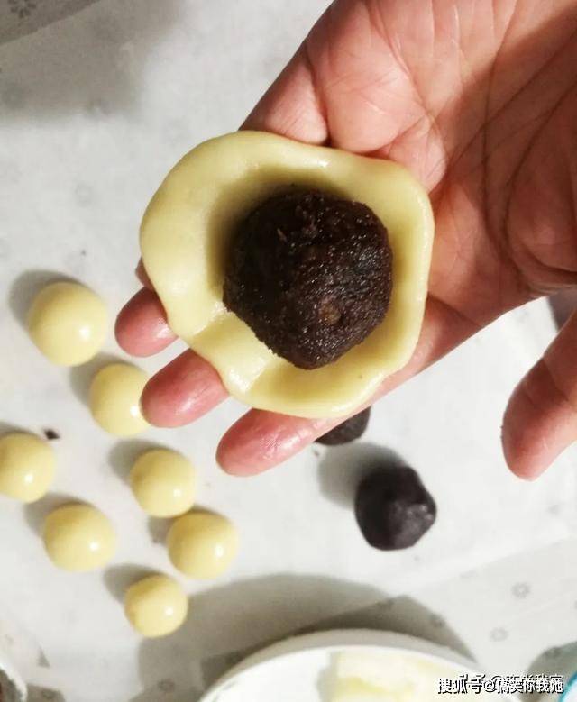 豆沙|做月饼不用烤箱，这个豆沙蛋黄馅月饼虽然外观不好，但口感真的好