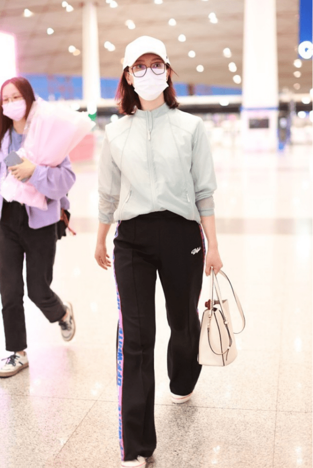 时尚|陈数的气质中年女性里少有,简单装扮也有活力,44岁依旧有少女感