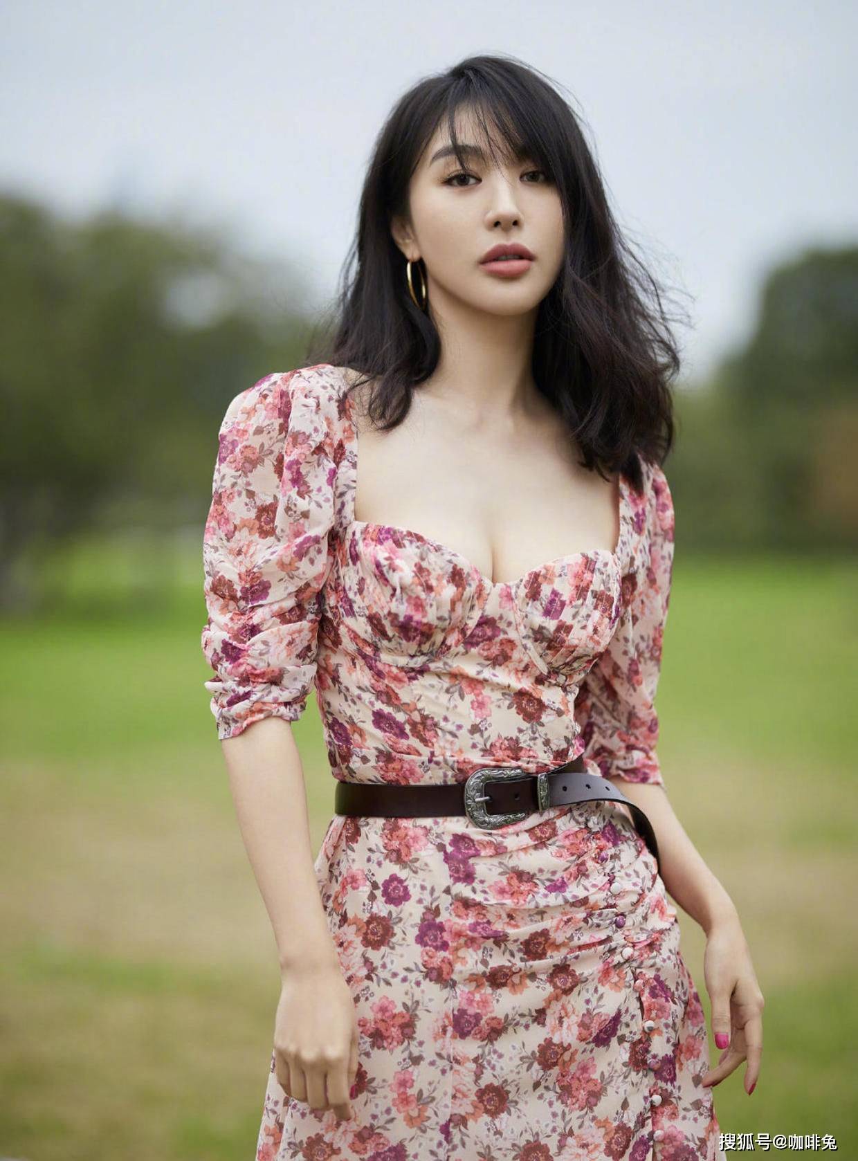 baby|气质优雅的李菲儿，性感和清纯居然可以并存，网友：比baby低调